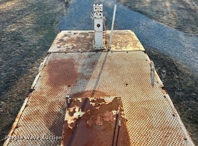 image for item DN0518 1989 Amertek Inc. 2500L hydroseeder truck