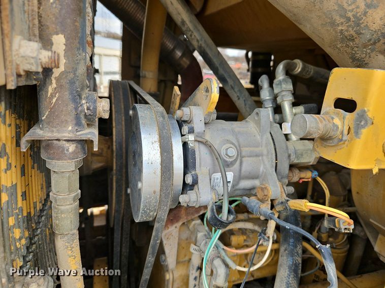 image for item DN7214 1996 Caterpillar  963B track loader