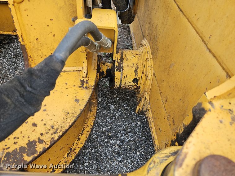 image for item DN7215 2005 John Deere 450J LT dozer