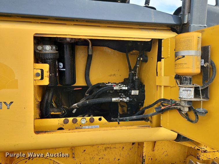 image for item DN7215 2005 John Deere 450J LT dozer