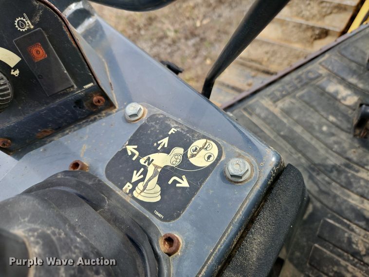 image for item DN7215 2005 John Deere 450J LT dozer