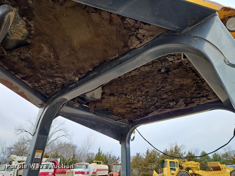 image for item DN7215 2005 John Deere 450J LT dozer