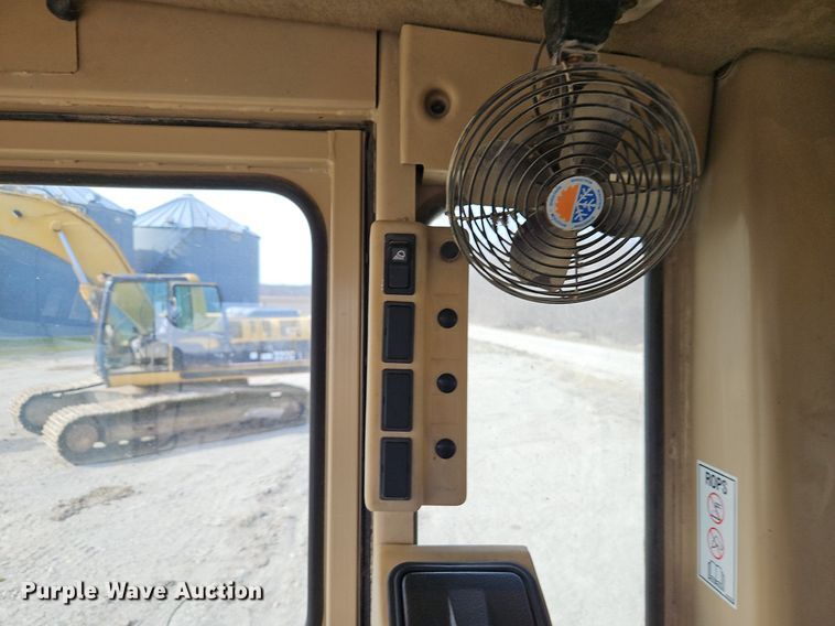 image for item DN7234 2001 Caterpillar    143H motor grader