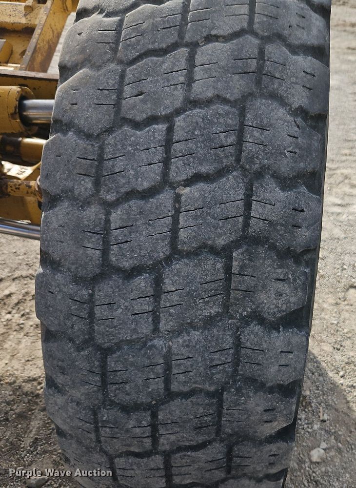 image for item DN7234 2001 Caterpillar    143H motor grader