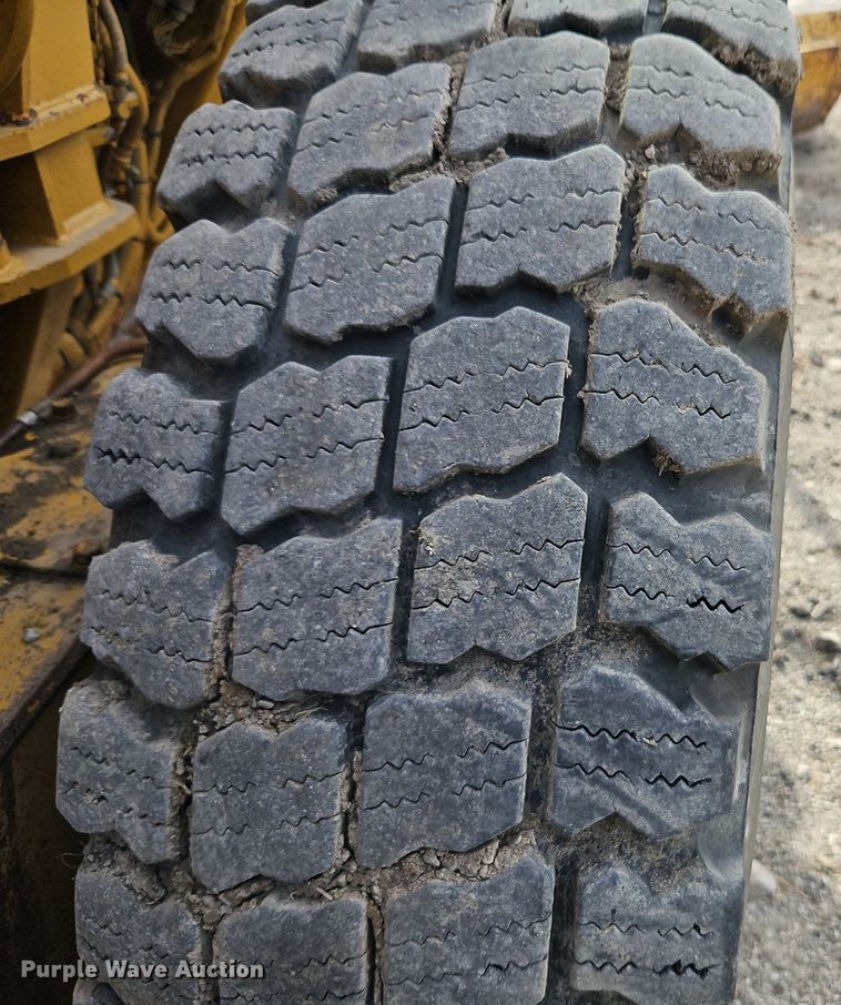 image for item DN7234 2001 Caterpillar    143H motor grader