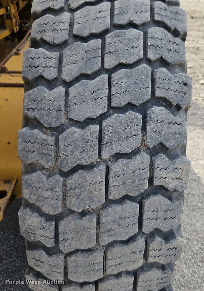 image for item DN7234 2001 Caterpillar    143H motor grader