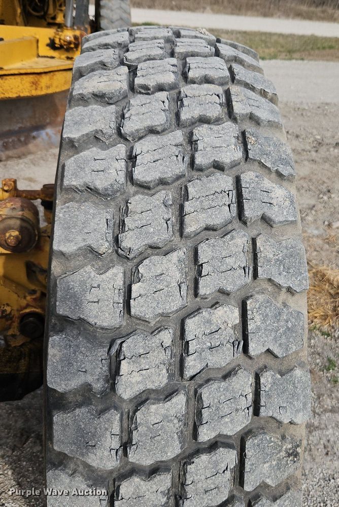 image for item DN7234 2001 Caterpillar    143H motor grader