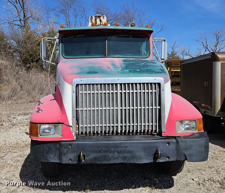 image for item DN7242 1993 International  9400 drilling rig truck