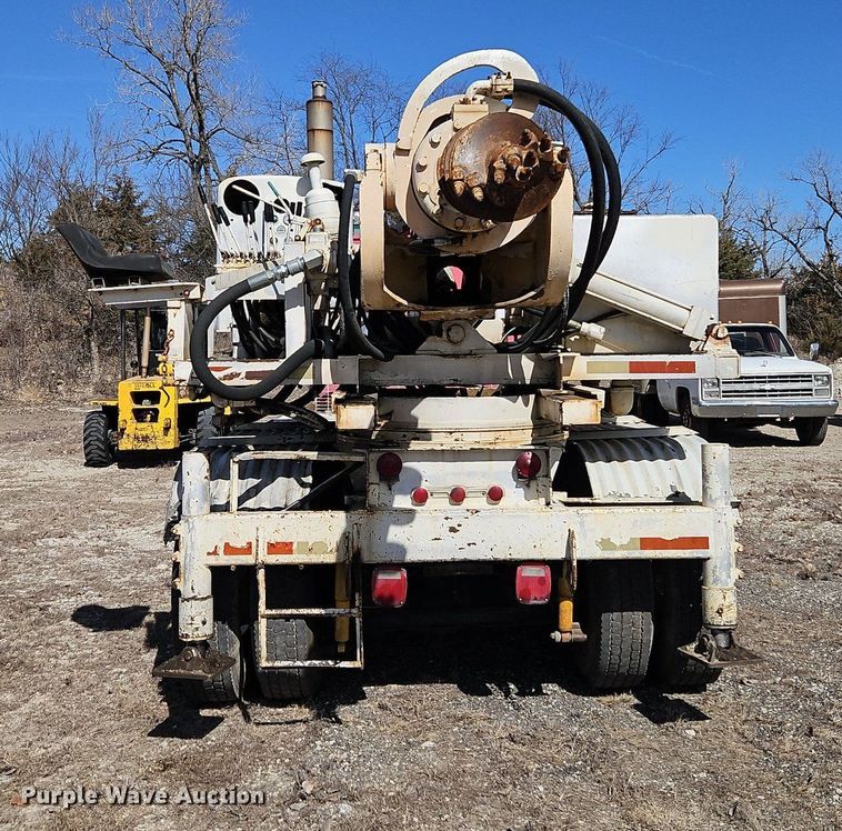 image for item DN7242 1993 International  9400 drilling rig truck