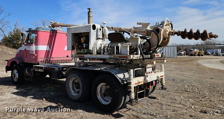 image for item DN7242 1993 International  9400 drilling rig truck