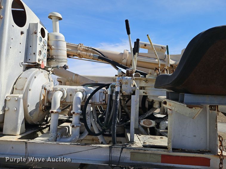 image for item DN7242 1993 International  9400 drilling rig truck