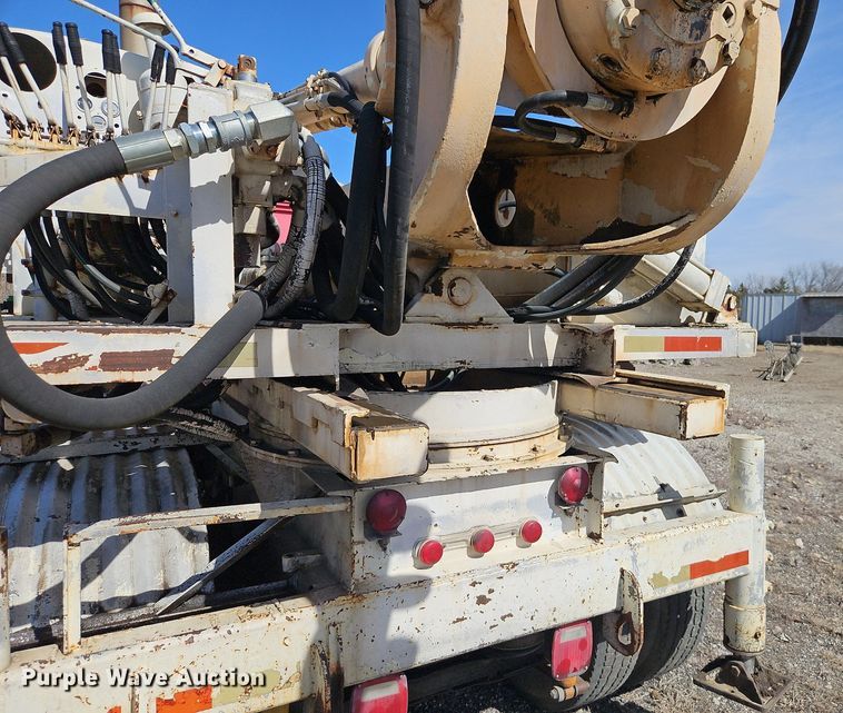 image for item DN7242 1993 International  9400 drilling rig truck