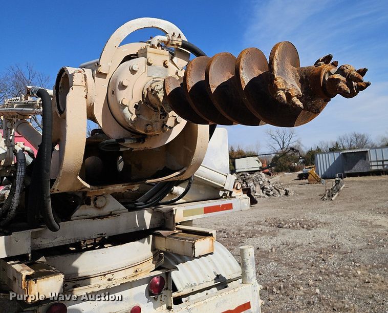 image for item DN7242 1993 International  9400 drilling rig truck