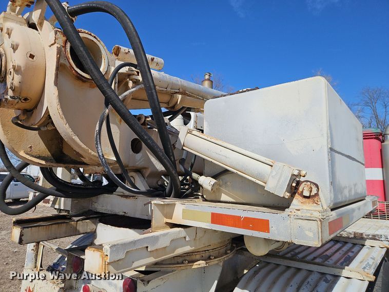 image for item DN7242 1993 International  9400 drilling rig truck