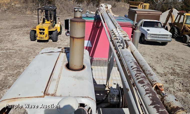 image for item DN7242 1993 International  9400 drilling rig truck