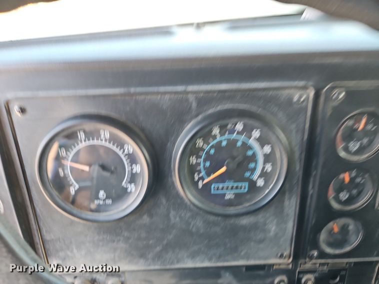 image for item DN7242 1993 International  9400 drilling rig truck