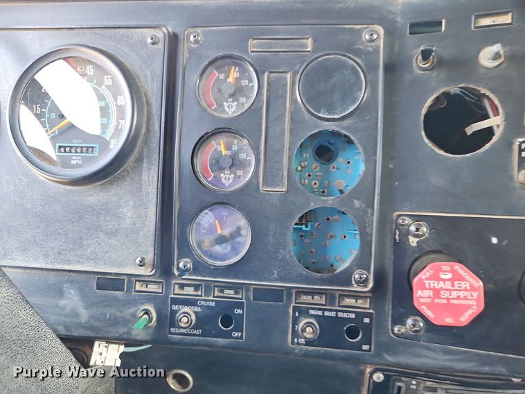 image for item DN7242 1993 International  9400 drilling rig truck