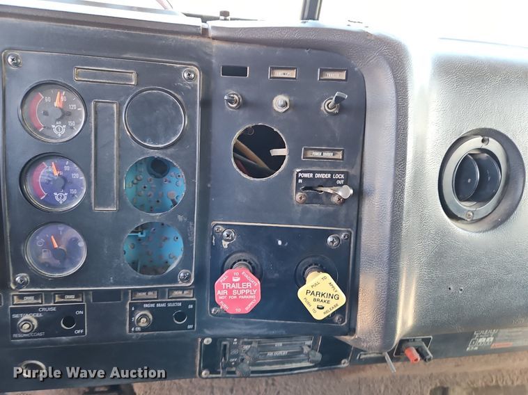 image for item DN7242 1993 International  9400 drilling rig truck