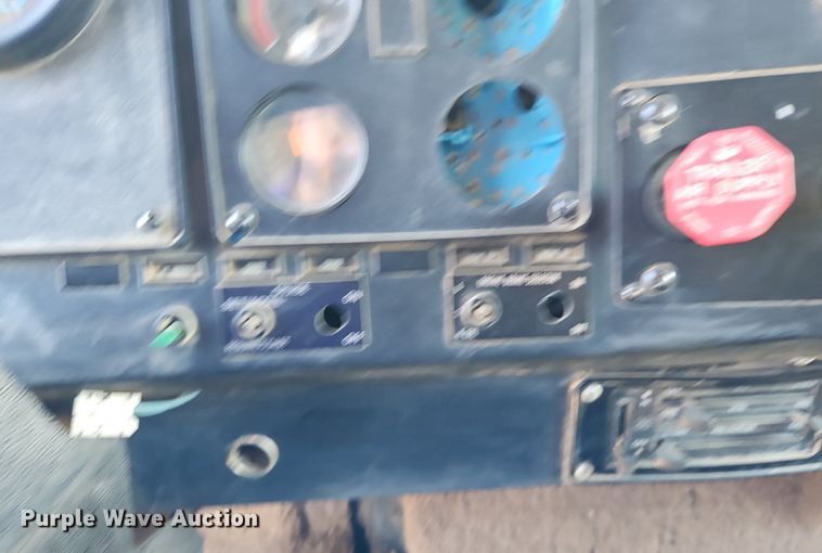 image for item DN7242 1993 International  9400 drilling rig truck