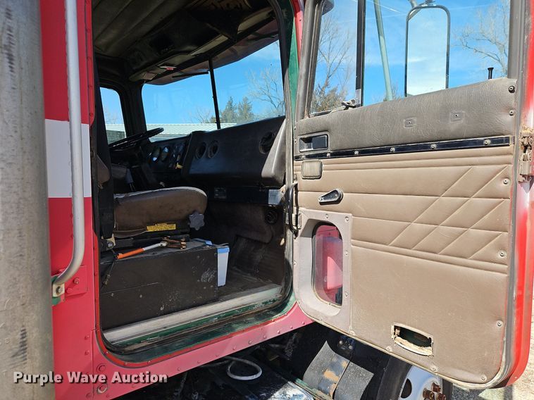 image for item DN7242 1993 International  9400 drilling rig truck