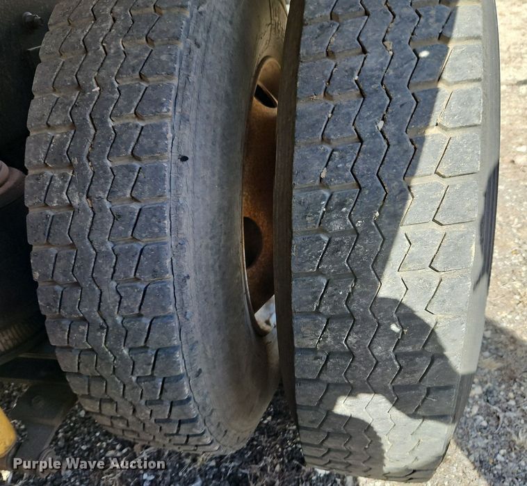 image for item DN7242 1993 International  9400 drilling rig truck