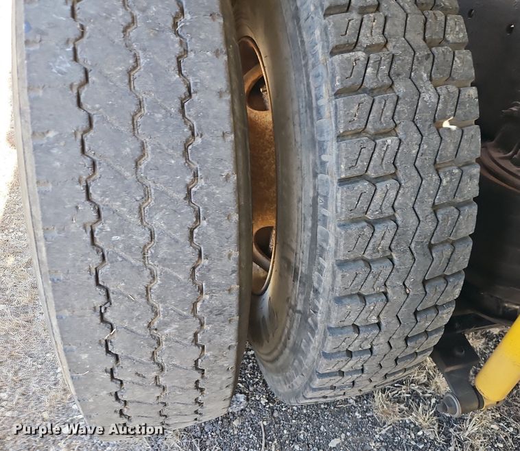 image for item DN7242 1993 International  9400 drilling rig truck