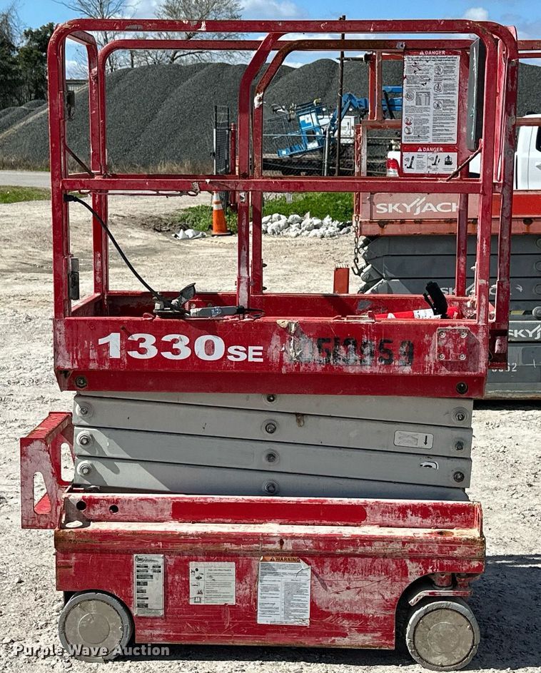 image for item DN7677 2016 MEC 1330SE scissor lift