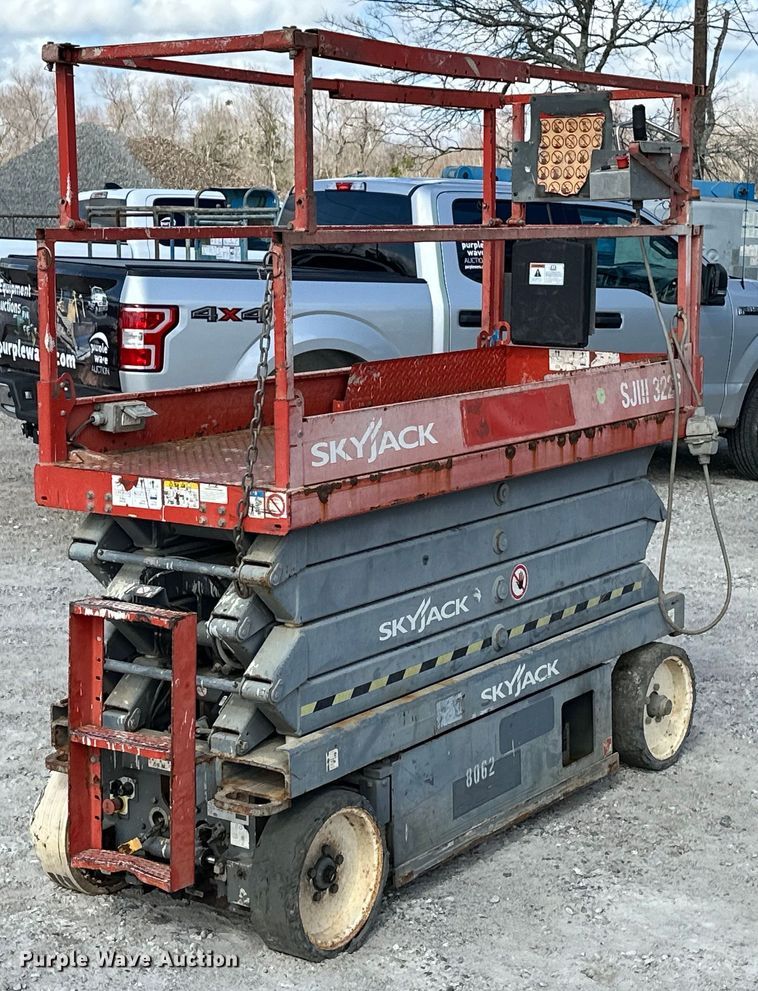 image for item DN7678 2014 Skyjack  SJIII 3226 scissor lift