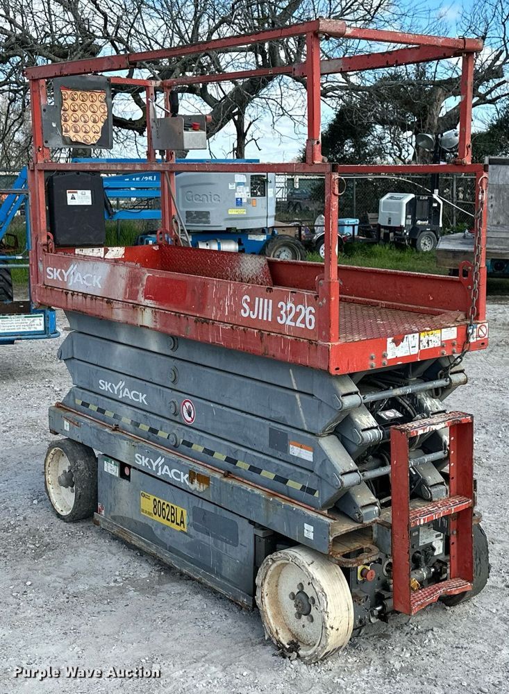 image for item DN7678 2014 Skyjack  SJIII 3226 scissor lift