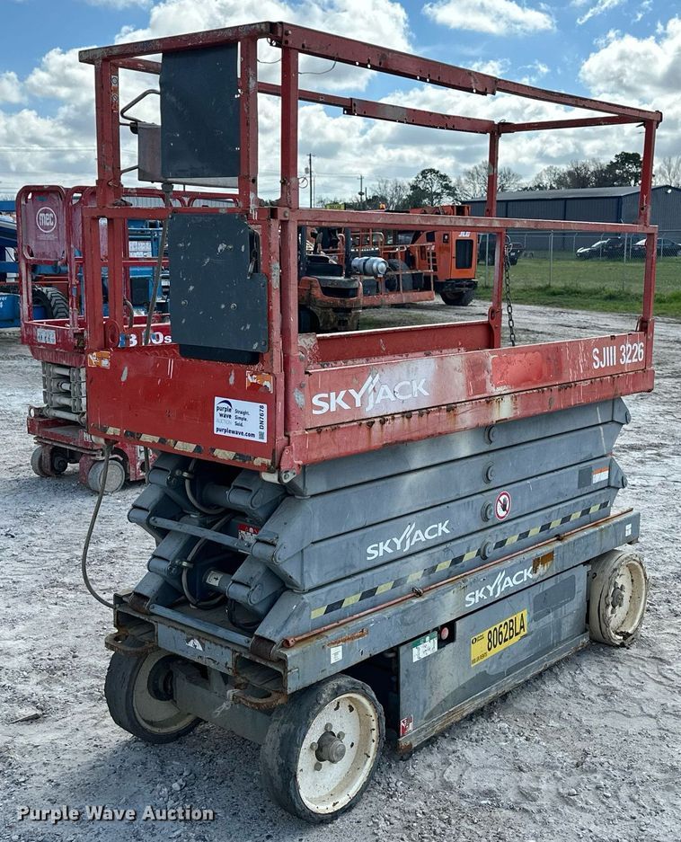 image for item DN7678 2014 Skyjack  SJIII 3226 scissor lift