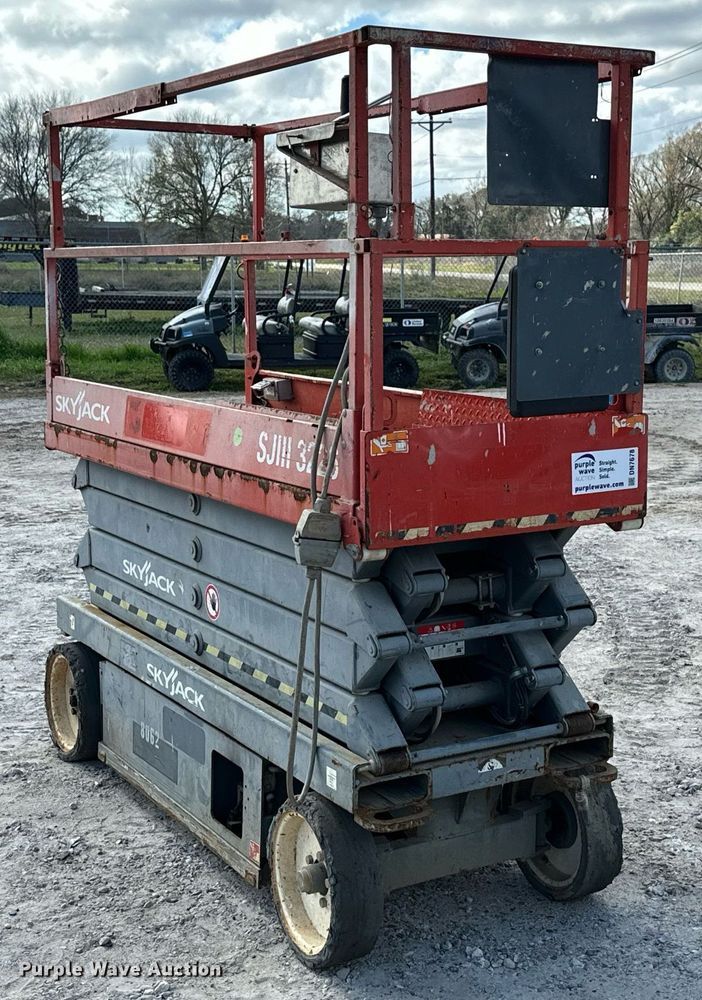 image for item DN7678 2014 Skyjack  SJIII 3226 scissor lift