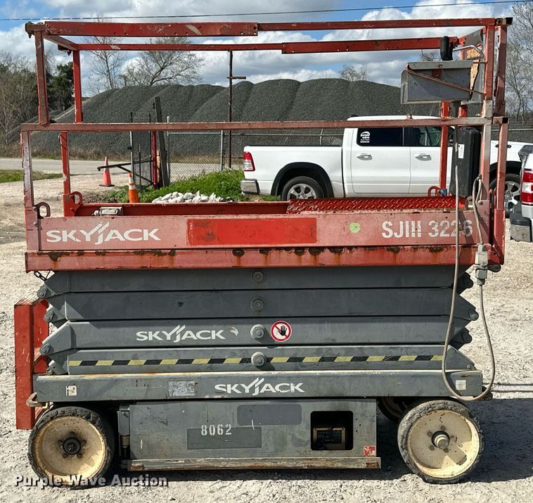 image for item DN7678 2014 Skyjack  SJIII 3226 scissor lift