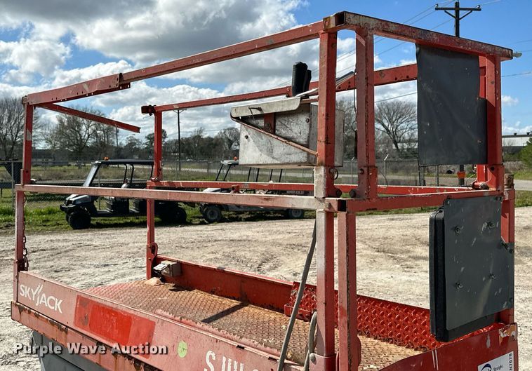 image for item DN7678 2014 Skyjack  SJIII 3226 scissor lift