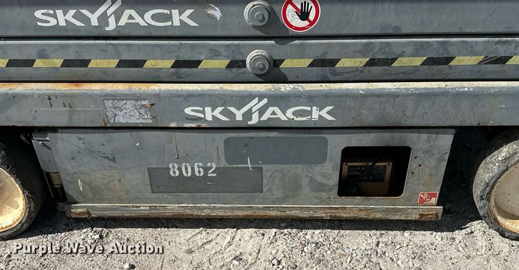 image for item DN7678 2014 Skyjack  SJIII 3226 scissor lift