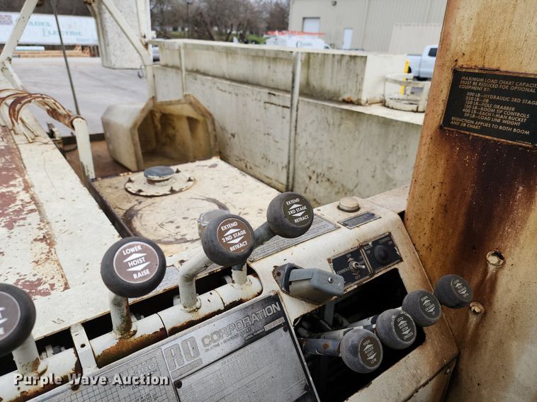 image for item DP1299 1985 Ford FT8000 digger derrick truck