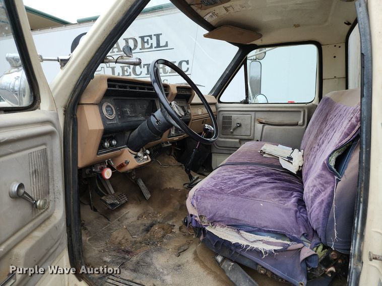 image for item DP1299 1985 Ford FT8000 digger derrick truck