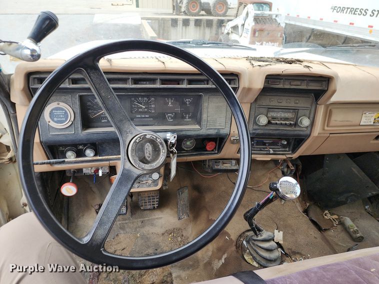 image for item DP1299 1985 Ford FT8000 digger derrick truck