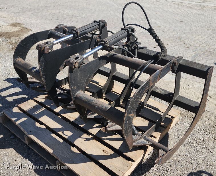 image for item DP1301 Versatech skid steer grapple bucket