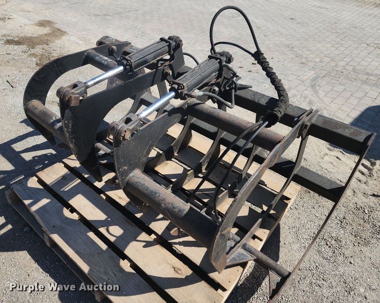 image for item DP1301 Versatech skid steer grapple bucket