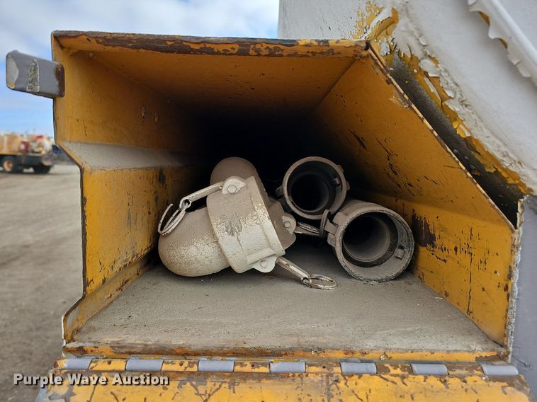 image for item DQ0281 1969 GMC 7500 fuel / lube truck