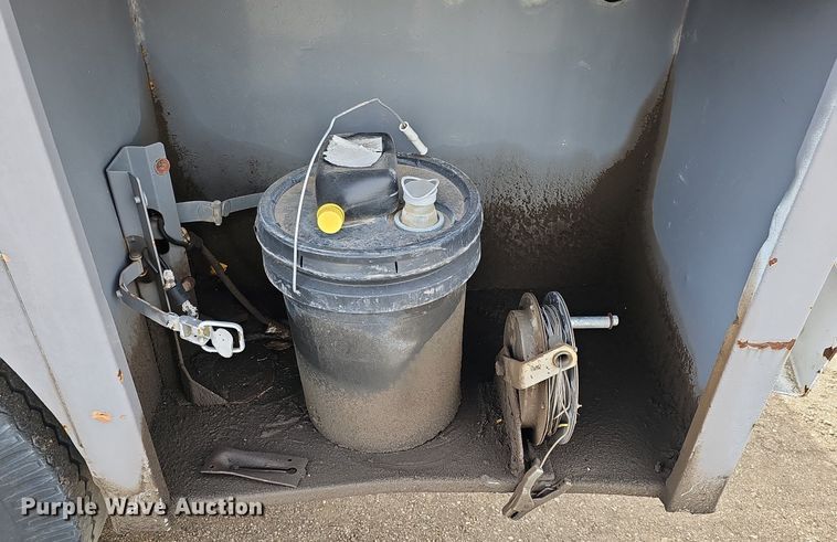 image for item DQ0281 1969 GMC 7500 fuel / lube truck