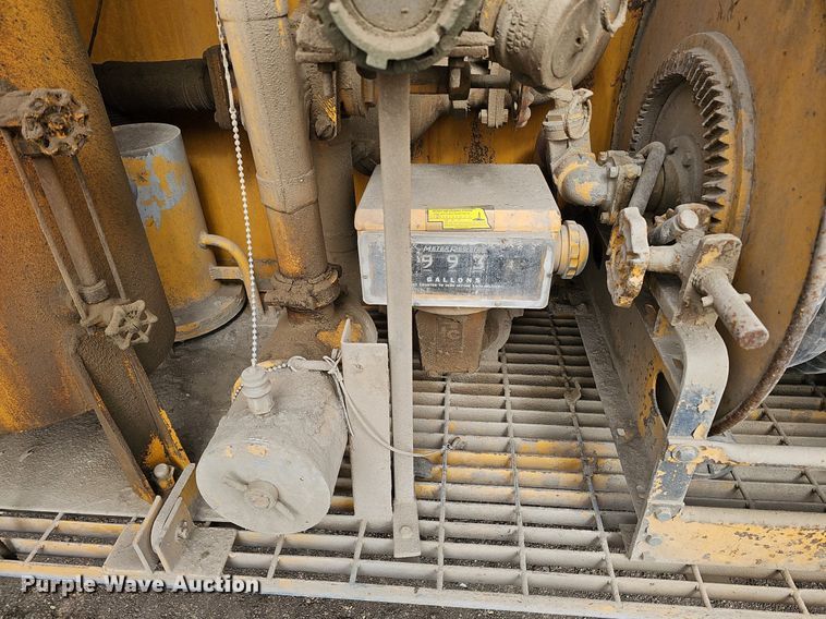 image for item DQ0281 1969 GMC 7500 fuel / lube truck