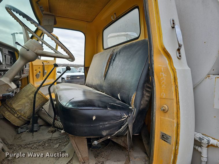 image for item DQ0281 1969 GMC 7500 fuel / lube truck