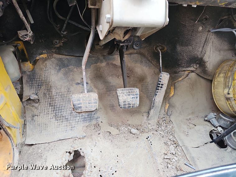 image for item DQ0281 1969 GMC 7500 fuel / lube truck