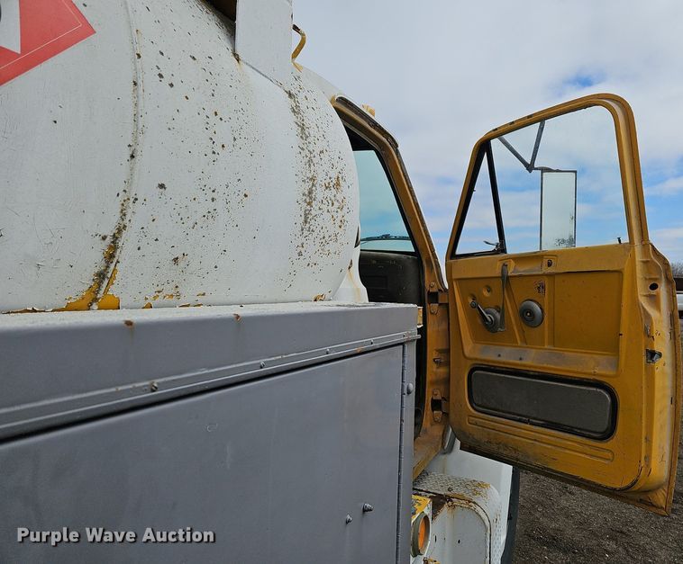 image for item DQ0281 1969 GMC 7500 fuel / lube truck