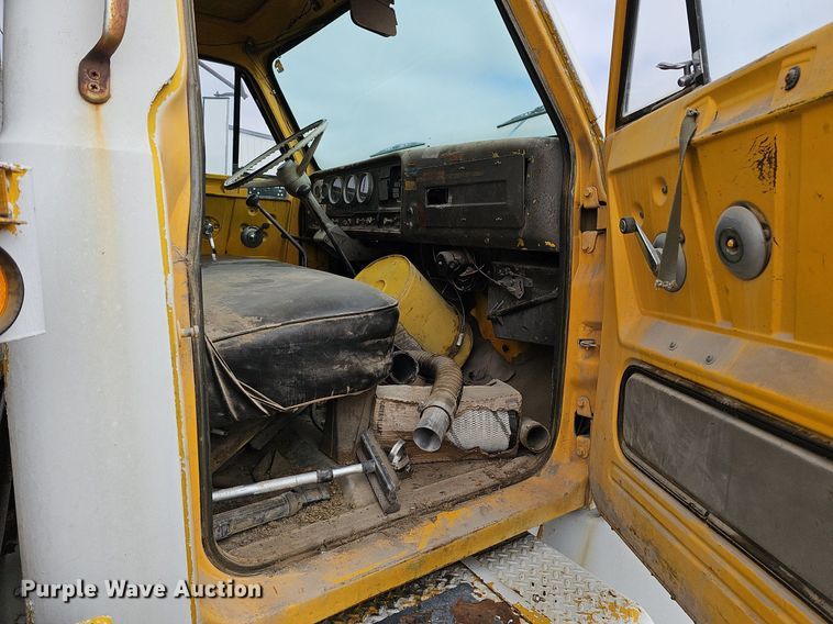 image for item DQ0281 1969 GMC 7500 fuel / lube truck