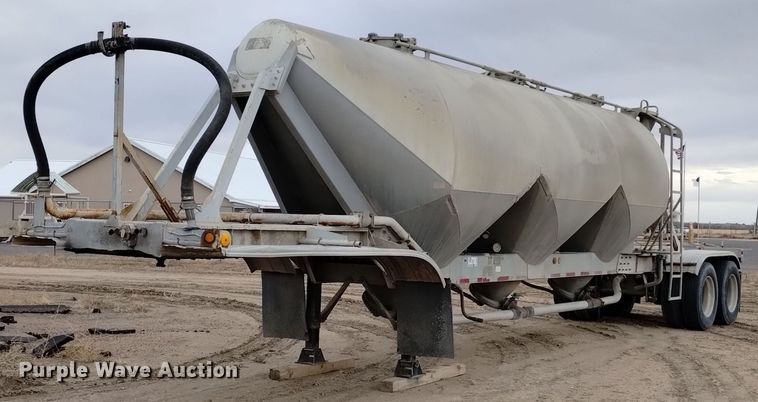 image for item DQ5969 1984 Hobbs HAB-F2-J 1000 pneumatic dry bulk trailer