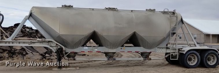 image for item DQ5969 1984 Hobbs HAB-F2-J 1000 pneumatic dry bulk trailer
