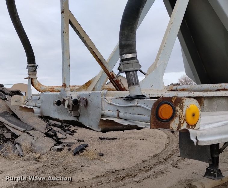 image for item DQ5969 1984 Hobbs HAB-F2-J 1000 pneumatic dry bulk trailer