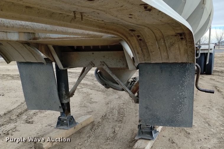 image for item DQ5969 1984 Hobbs HAB-F2-J 1000 pneumatic dry bulk trailer